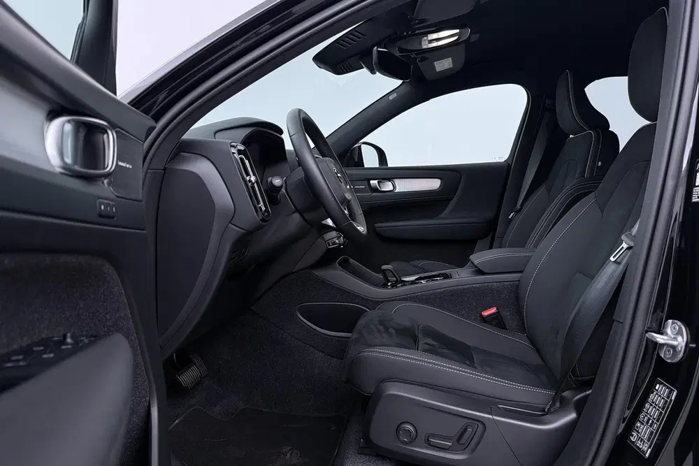 Volvo XC40 2.0 B3 Plus Black Edition uit 2025, foto 3