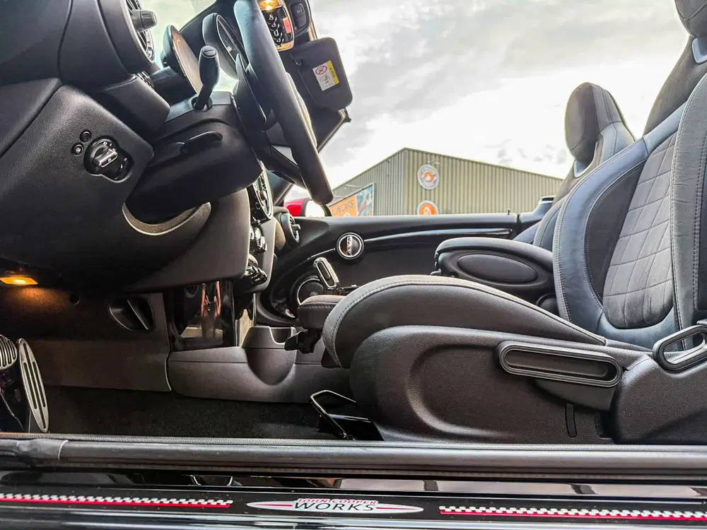 Mini Cabrio 2.0 John Cooper Works F1 aut 231pk Facelif uit 2020, foto 14