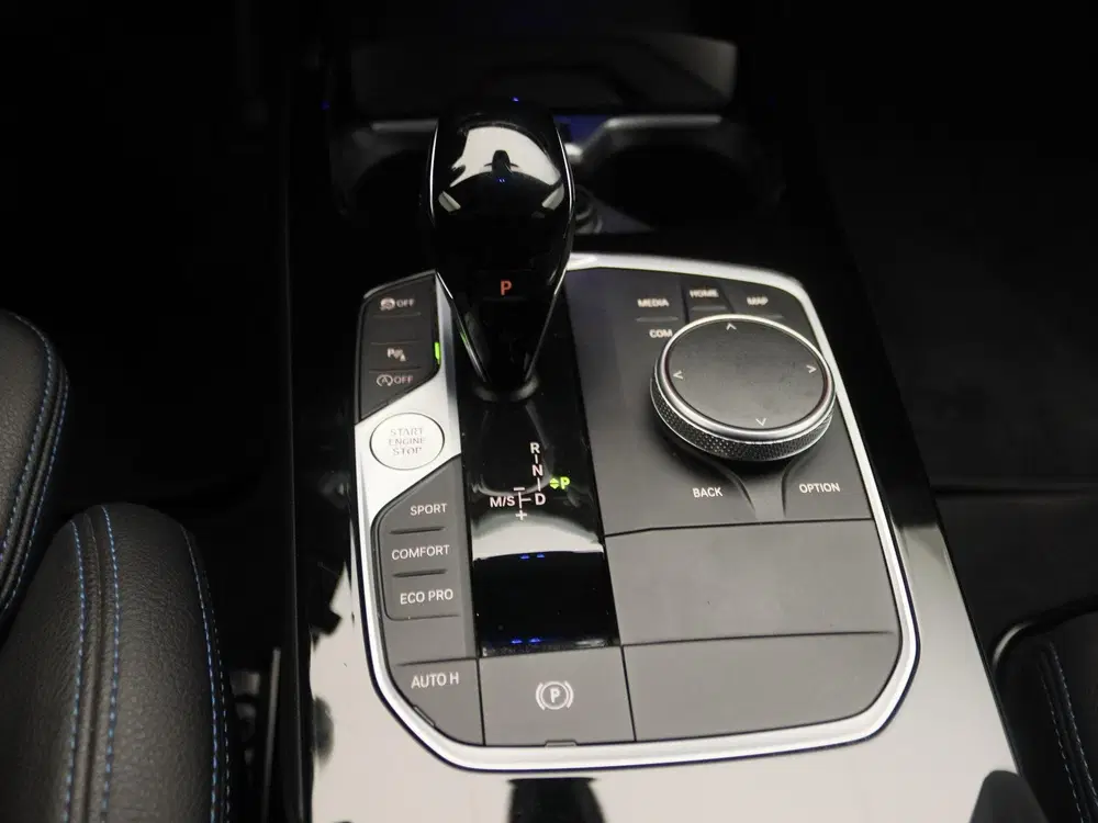 BMW 1-serie 120i Executive Edition uit 2023, foto 11