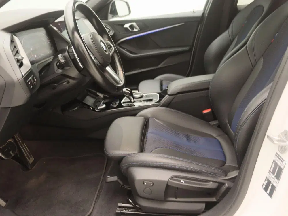 BMW 1-serie 120i Executive Edition uit 2023, foto 12