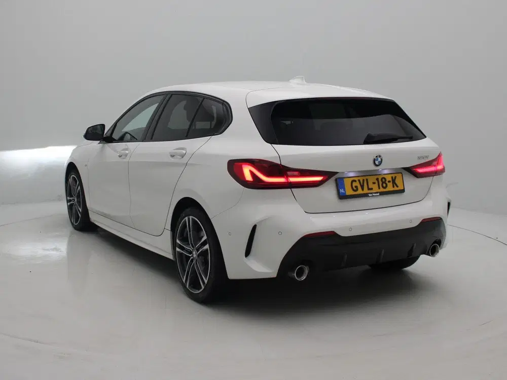 BMW 1-serie 120i Executive Edition uit 2023, foto 2