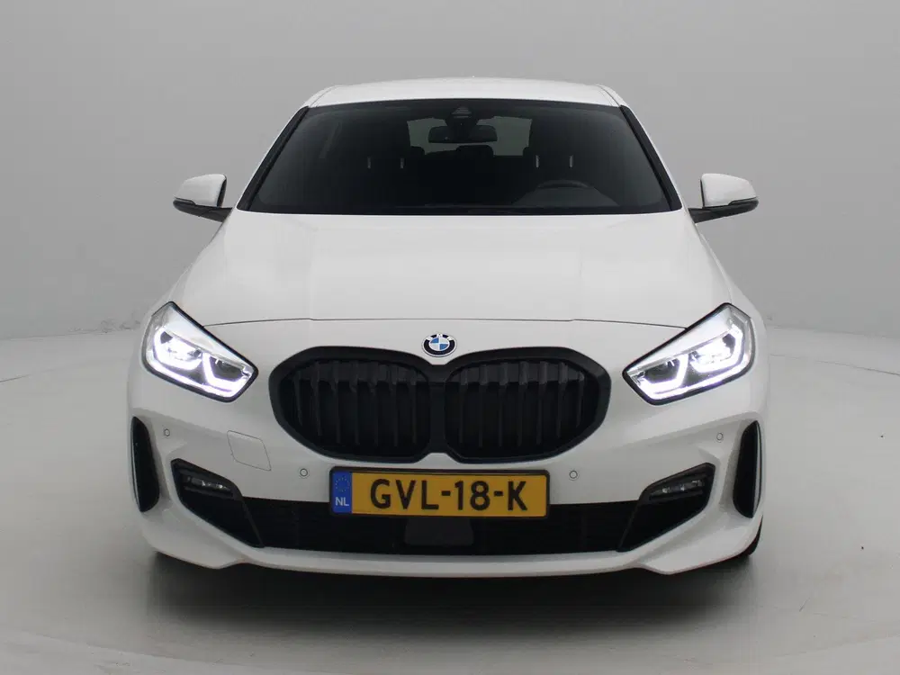 BMW 1-serie 120i Executive Edition uit 2023, foto 3