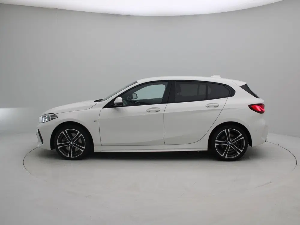 BMW 1-serie 120i Executive Edition uit 2023, foto 4