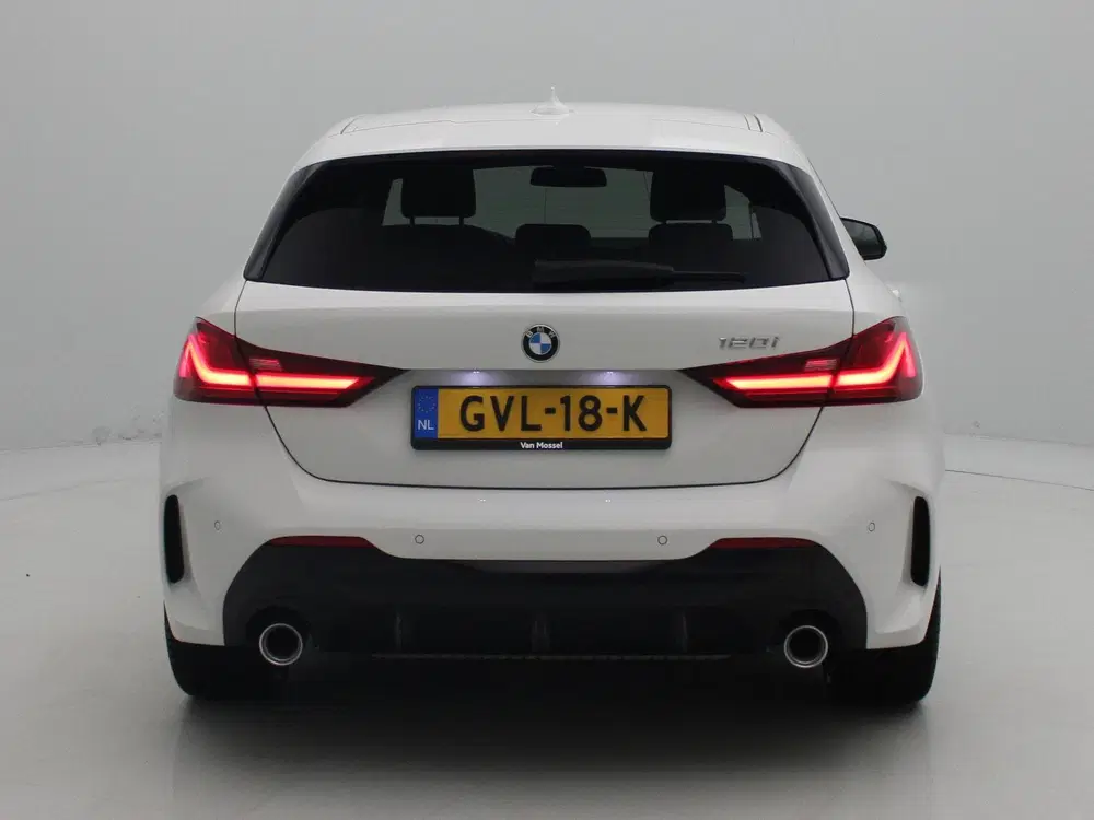 BMW 1-serie 120i Executive Edition uit 2023, foto 5