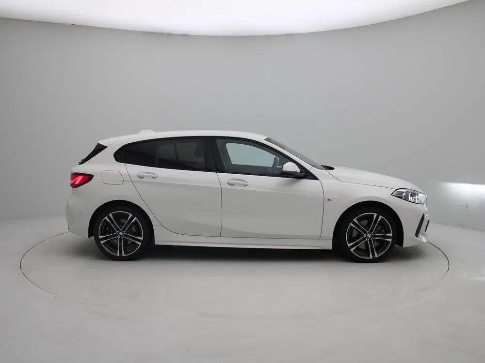 BMW 1-serie 120i Executive Edition uit 2023, foto 6