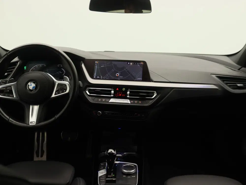 BMW 1-serie 120i Executive Edition uit 2023, foto 7