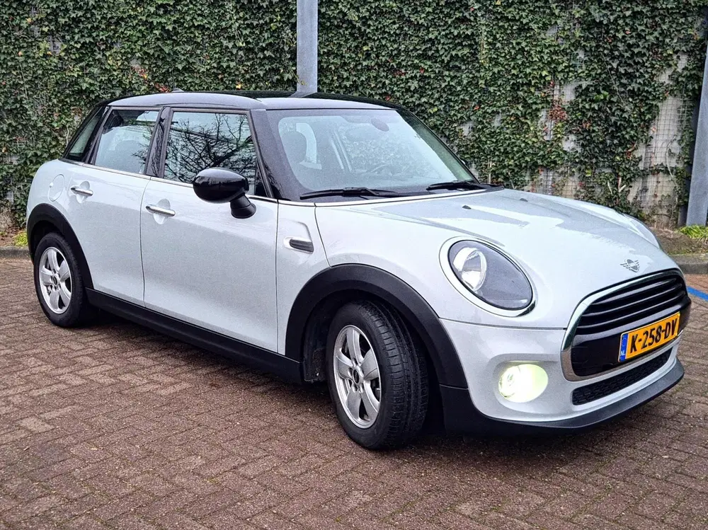 Mini Cooper 1.5 136pk 5-Deurs uit 2021, foto 4