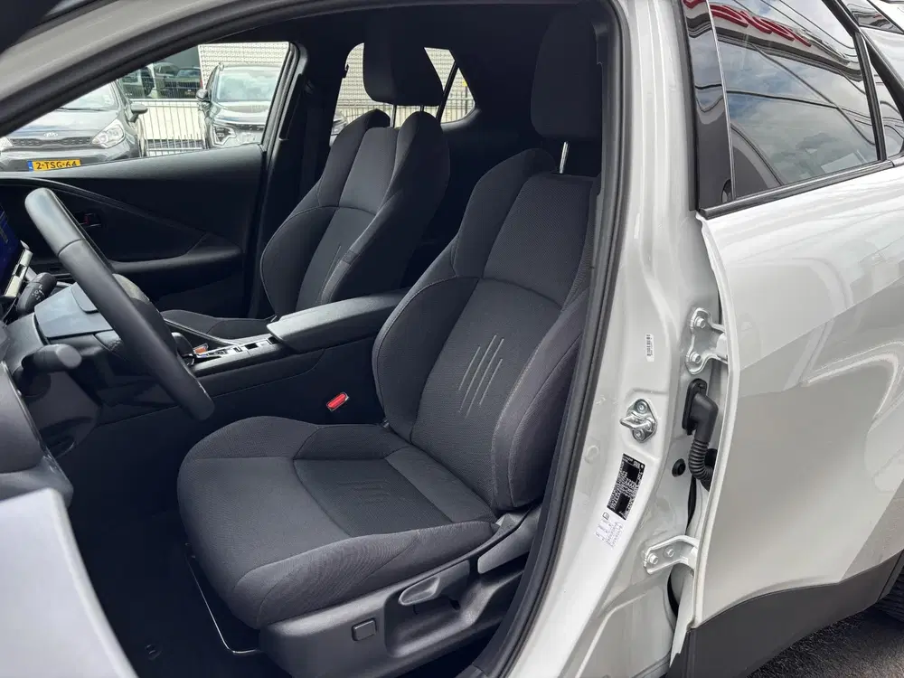 Toyota C-HR 1.8 Hybrid 140 First Edition uit 2024, foto 11