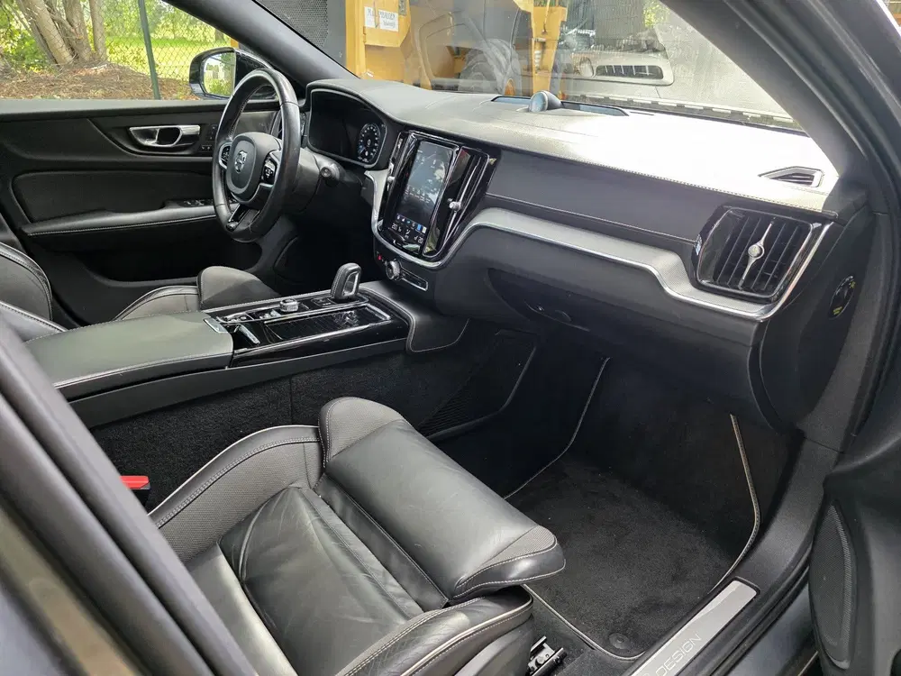 Volvo V60 2.0 T8 Twin Engine AWD R-Design (bj 2020) uit 2020, foto 13