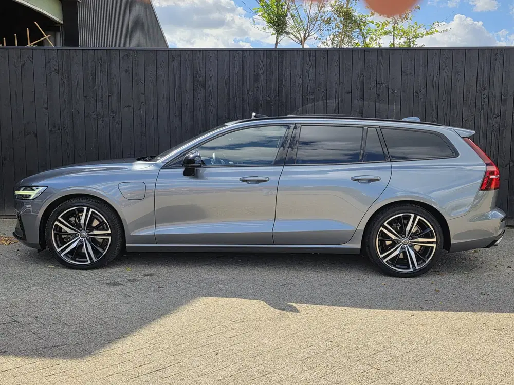 Volvo V60 2.0 T8 Twin Engine AWD R-Design (bj 2020) uit 2020, foto 2