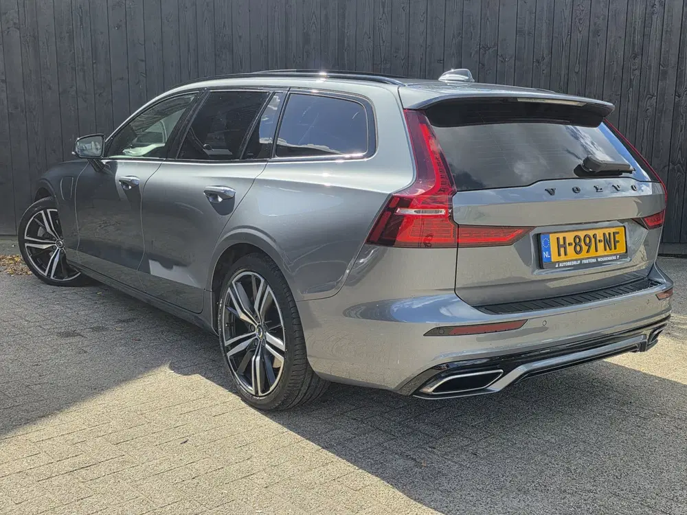 Volvo V60 2.0 T8 Twin Engine AWD R-Design (bj 2020) uit 2020, foto 3