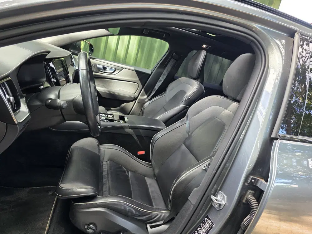 Volvo V60 2.0 T8 Twin Engine AWD R-Design (bj 2020) uit 2020, foto 5
