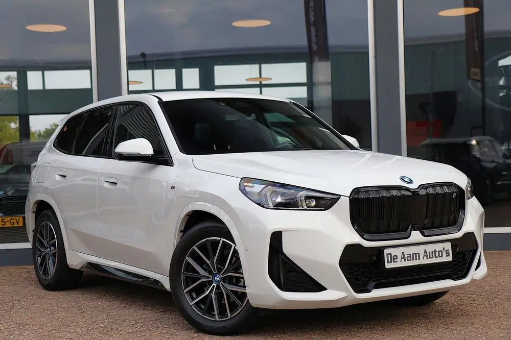 BMW iX1 BMW IX1 EDRIVE20 M sport elekt stoelen 360 uit 2024, foto 3