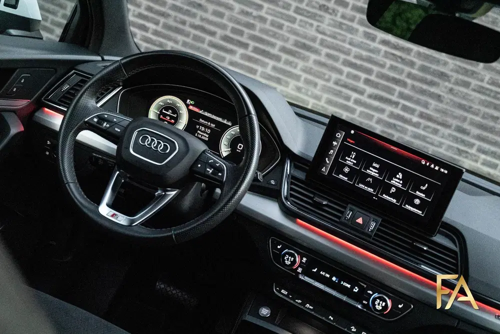 Audi Q5 55 TFSI e S Line Luchtvering uit 2021, foto 2