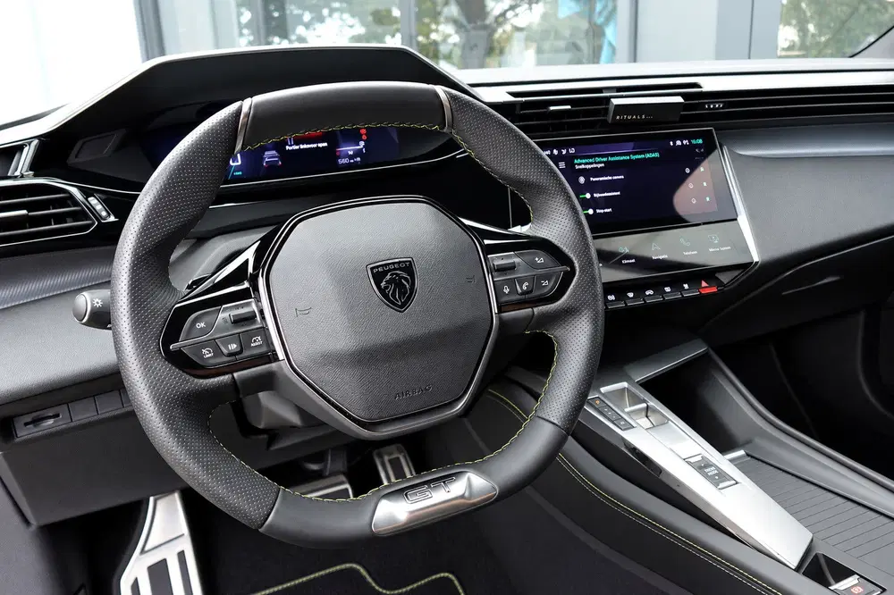 Peugeot 308 1.2 PureTech GT PANO 360 MATRIX uit 2023, foto 4