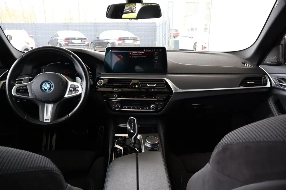 BMW 5-serie 545e xDrive uit 2022, foto 12