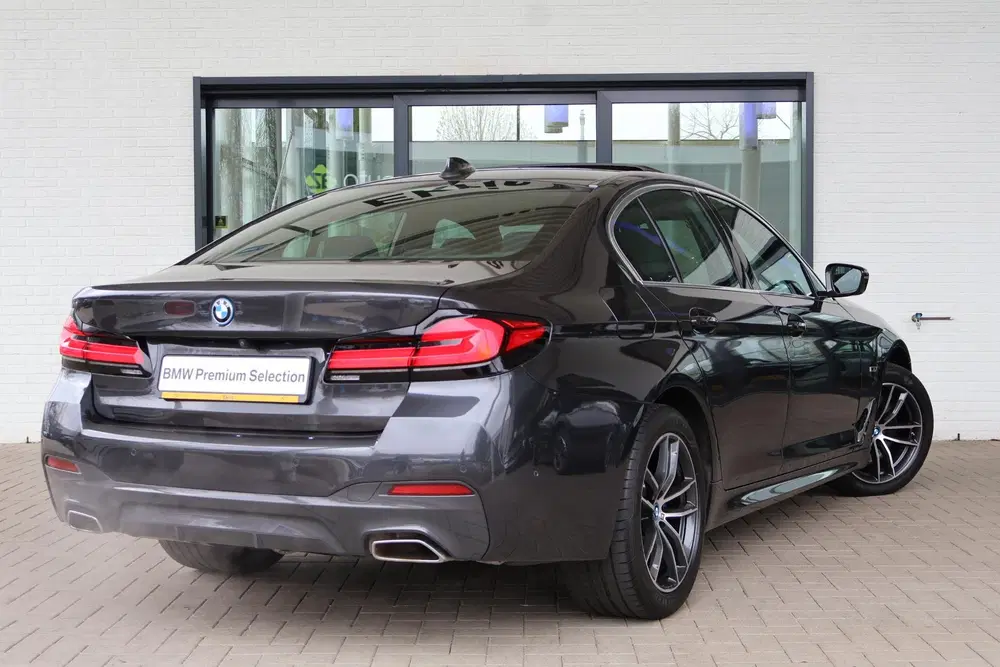 BMW 5-serie 545e xDrive uit 2022, foto 2
