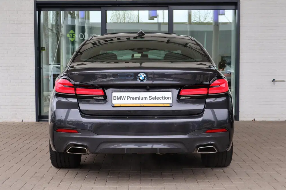 BMW 5-serie 545e xDrive uit 2022, foto 4