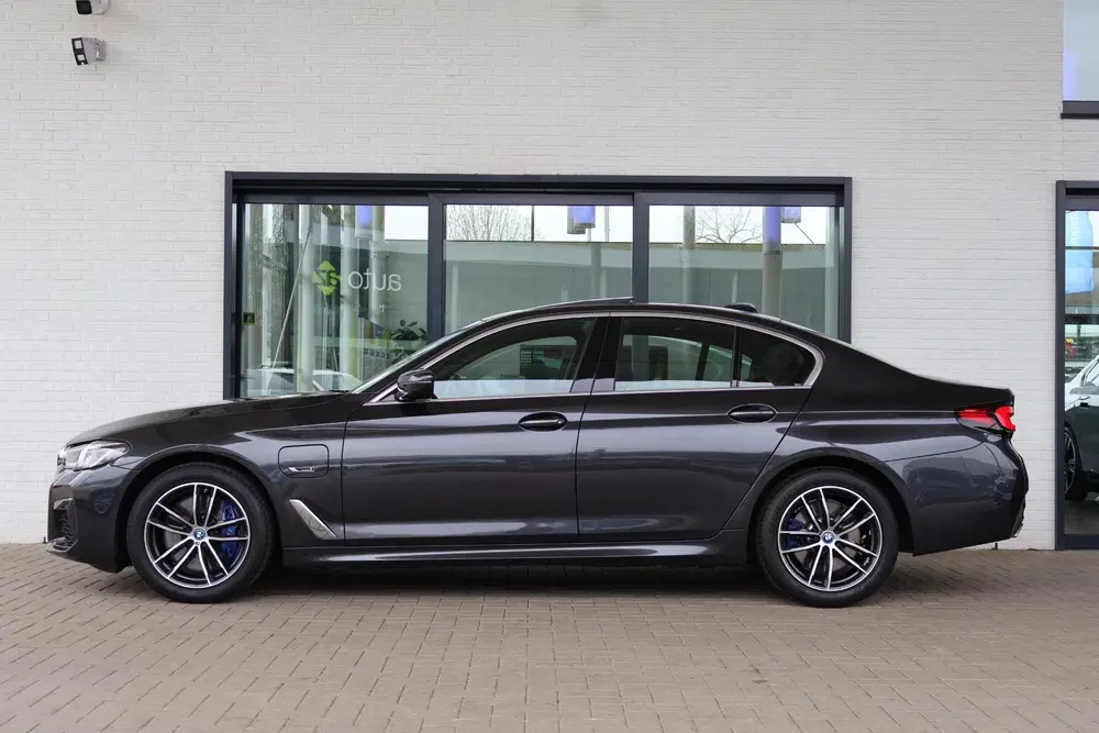 BMW 5-serie 545e xDrive uit 2022, foto 5