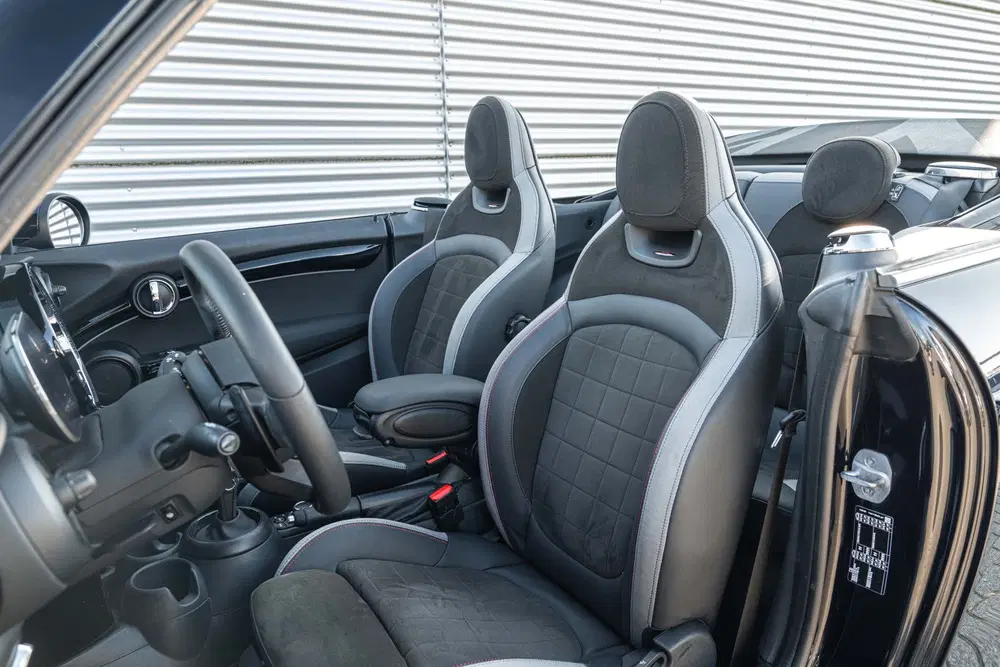 Mini Cabrio Cooper S JCW Automaat uit 2023, foto 13