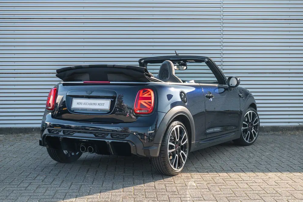 Mini Cabrio Cooper S JCW Automaat uit 2023, foto 2