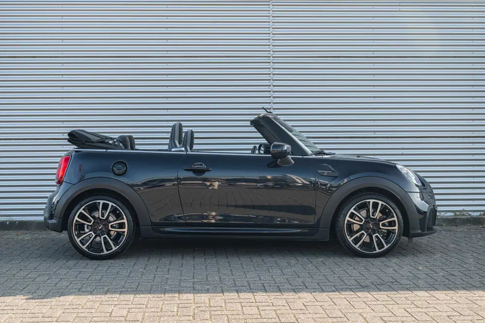 Mini Cabrio Cooper S JCW Automaat uit 2023, foto 3