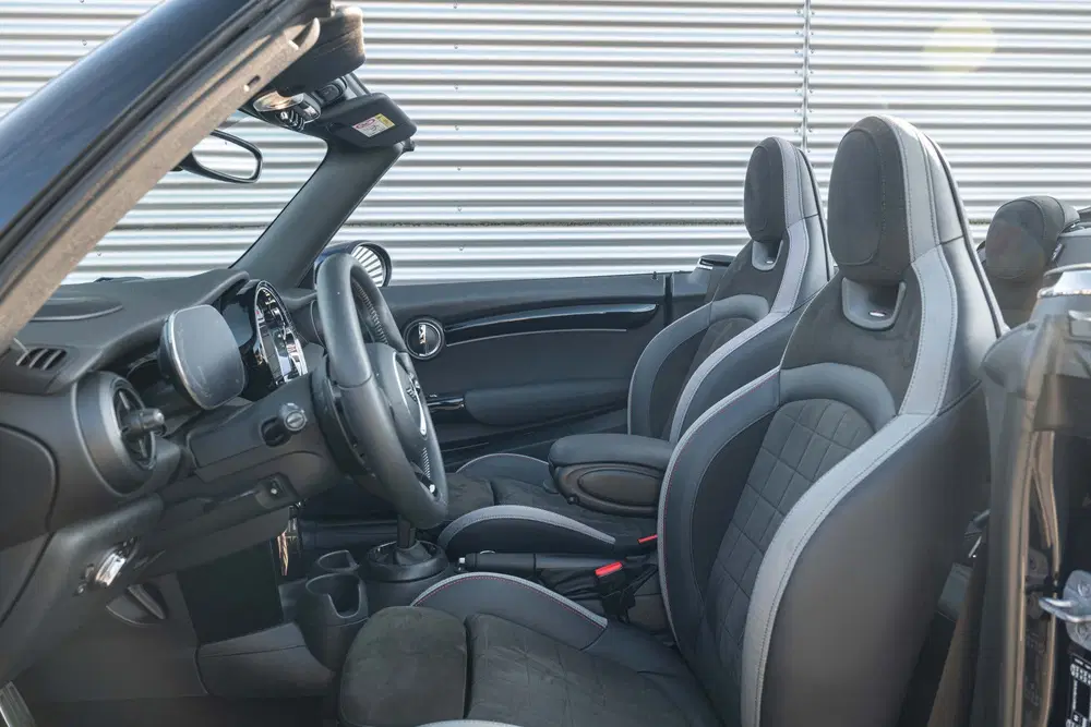 Mini Cabrio Cooper S JCW Automaat uit 2023, foto 4