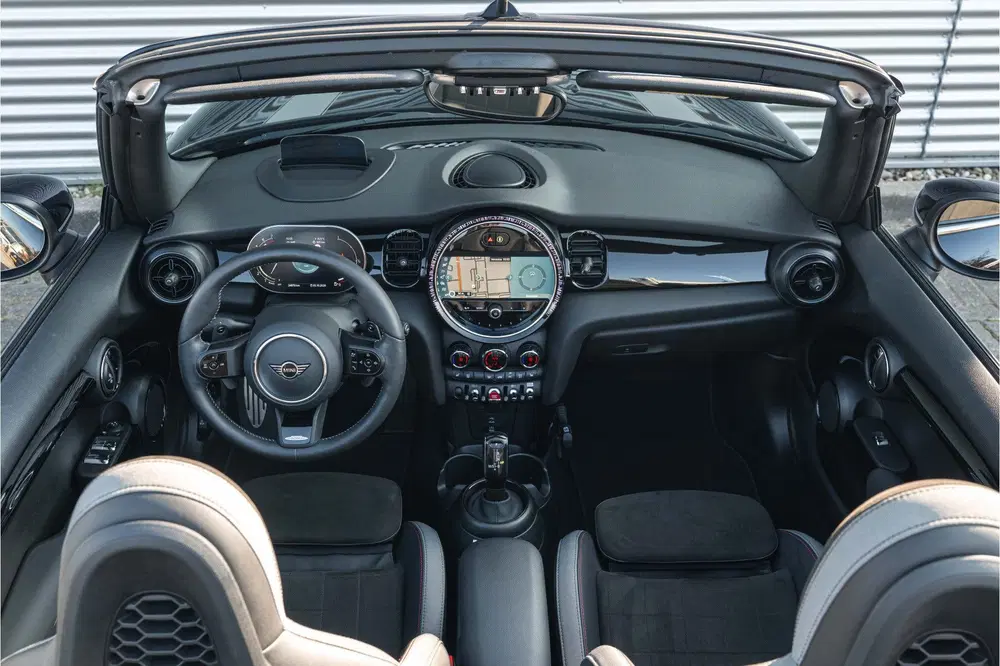 Mini Cabrio Cooper S JCW Automaat uit 2023, foto 5