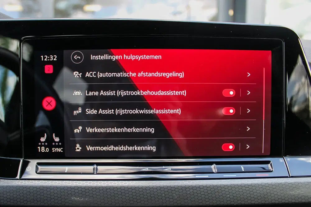 Volkswagen Golf 2.0 TSI GTI CLUBSPORT PANO NAVI HUD H&K CA uit 2023, foto 15