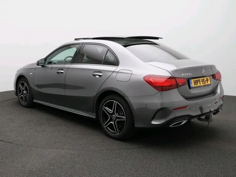 Mercedes-Benz A-Klasse 250 e AMG Nightpakket uit 2025, foto 4