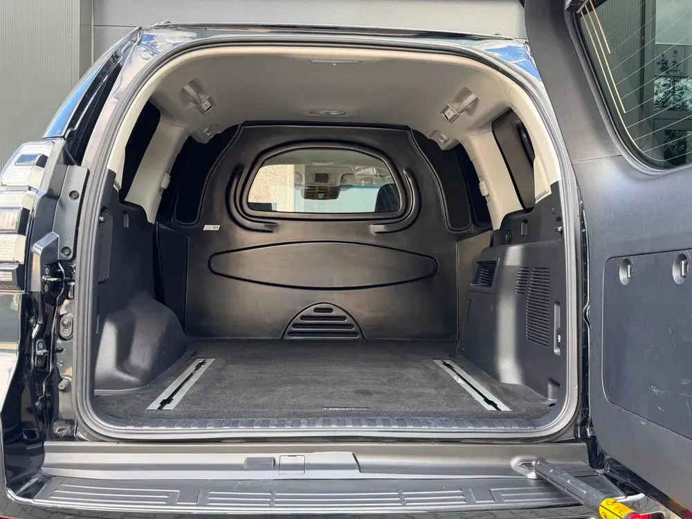 Toyota Land Cruiser 2.8 D-4D 70th Anniversary Window Van uit 2023, foto 12