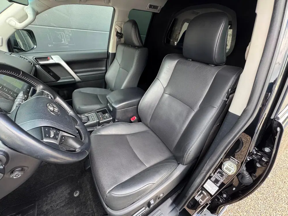 Toyota Land Cruiser 2.8 D-4D 70th Anniversary Window Van uit 2023, foto 4