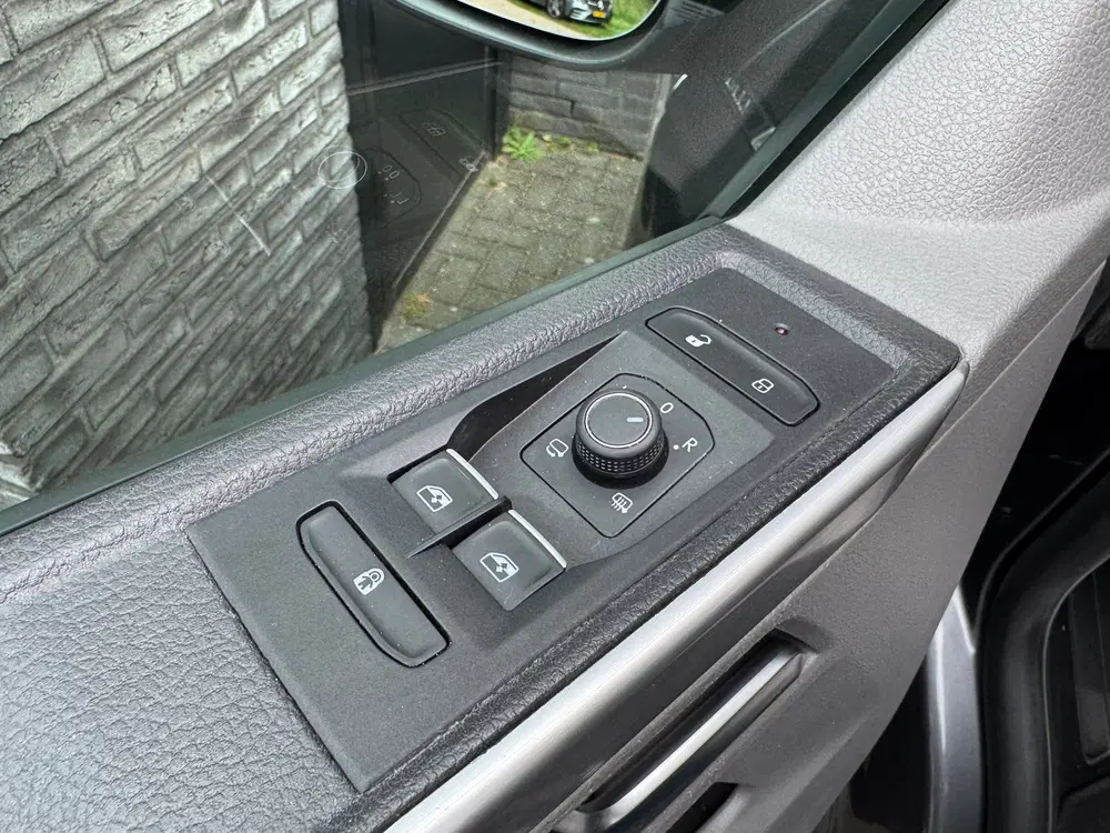 Volkswagen Transporter 2.0 TDI DSG L2H1 30 DC Bulli Xenon uit 2020, foto 14