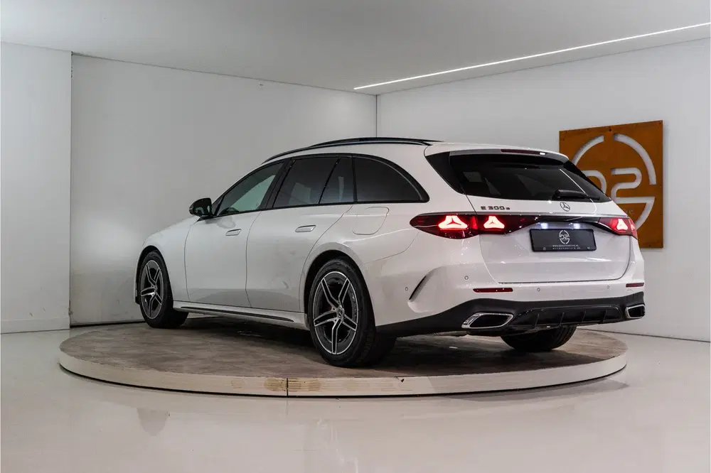 Mercedes-Benz E-Klasse 300 e Premium AMG 313PK uit 2025, foto 3