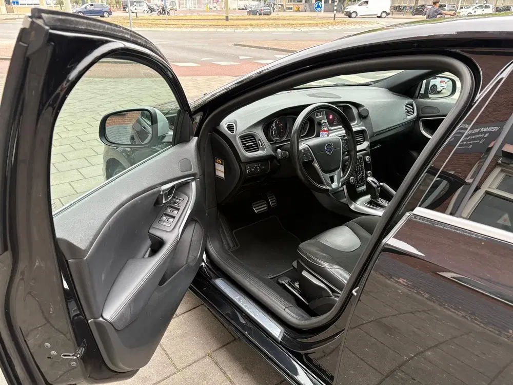 Volvo V40 1.5 T3 Polar+ Sport R-Design Automaat Glas uit 2019, foto 12