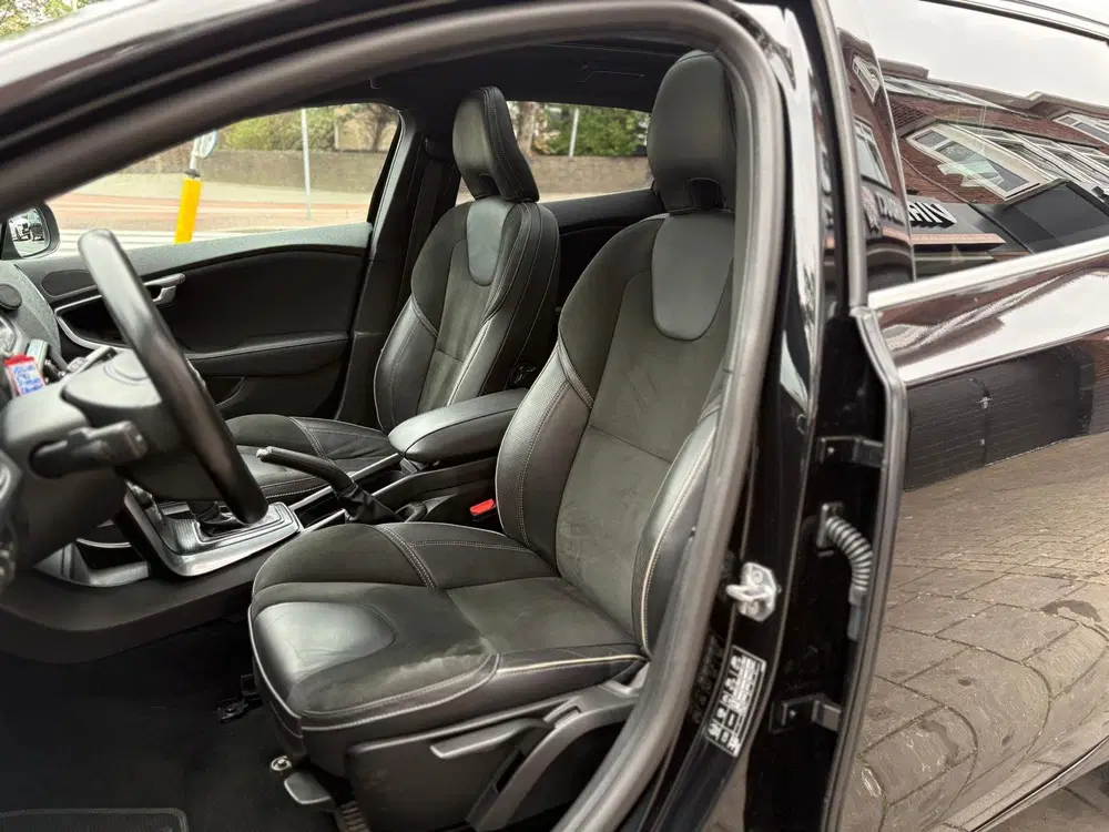Volvo V40 1.5 T3 Polar+ Sport R-Design Automaat Glas uit 2019, foto 13