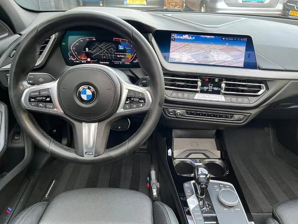 BMW 1-serie 118I M PERFORMANCE PANO KUIPSTOELEN CAMERA uit 2020, foto 11