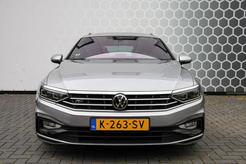 Volkswagen Passat 1.5 TSI Pano Trekhaak R-line Carpl uit 2021, foto 3