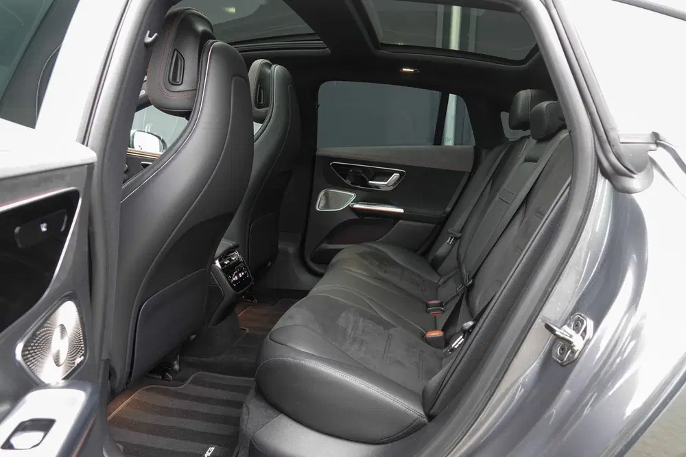 Mercedes-Benz EQE 350+ Long Range uit 2022, foto 6