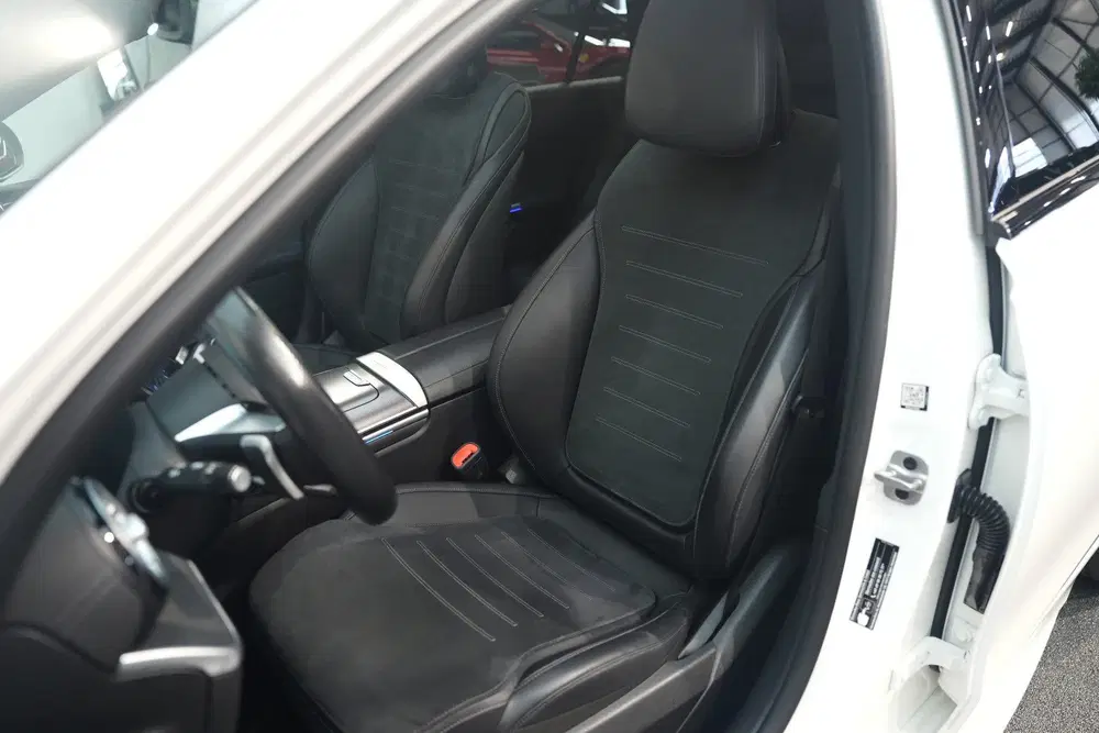 Mercedes-Benz C-Klasse 300 e AMG PANO NIGHT uit 2023, foto 11