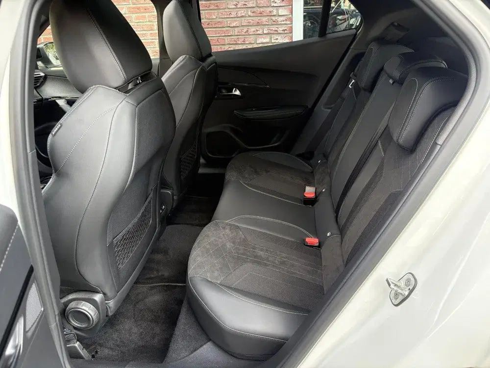 Peugeot 2008 GT Pack EV 3-FASEN 50kWh 136pk uit 2022, foto 10