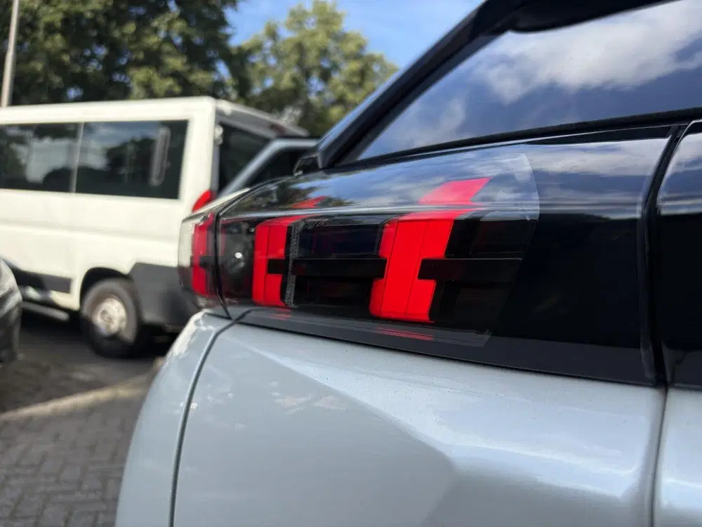 Peugeot 2008 GT Pack EV 3-FASEN 50kWh 136pk uit 2022, foto 13
