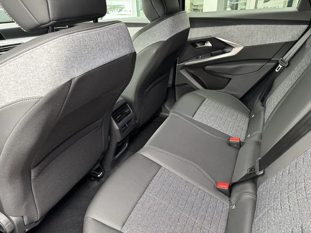 Peugeot 3008 Allure 210pk 73 kWh uit 2026, foto 9