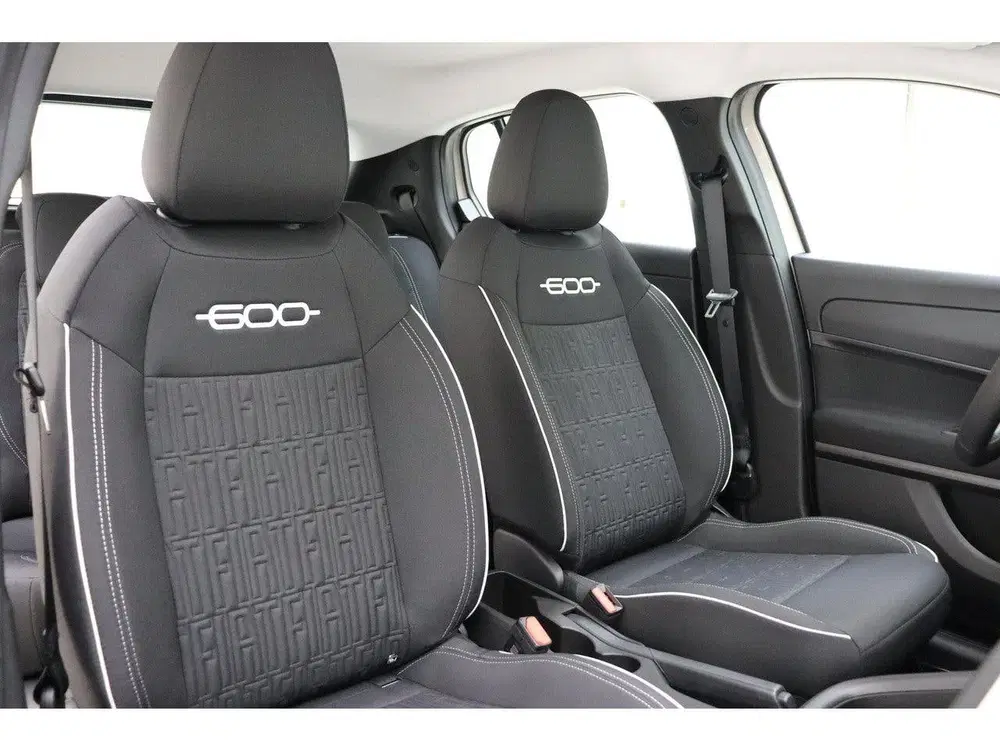 Fiat 600 1.2 Hybrid Urban 136 PK uit 2025, foto 15