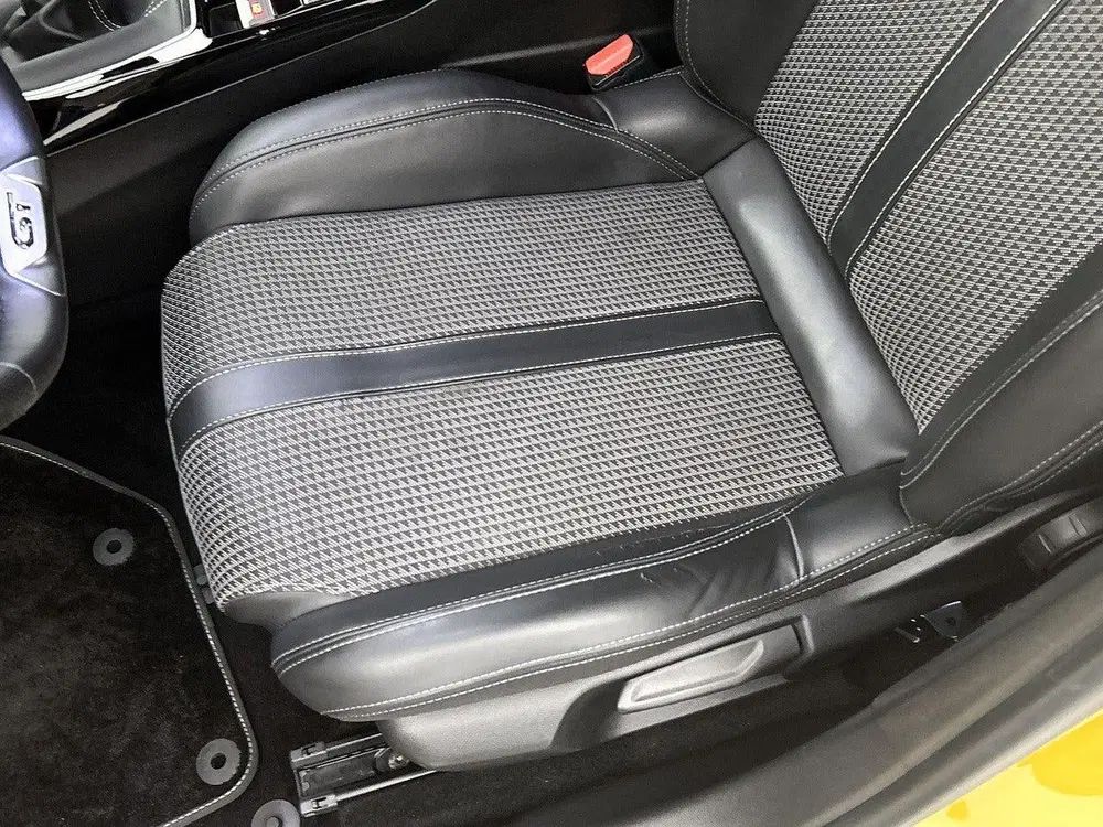 Peugeot 208 GT 100pk uit 2021, foto 15