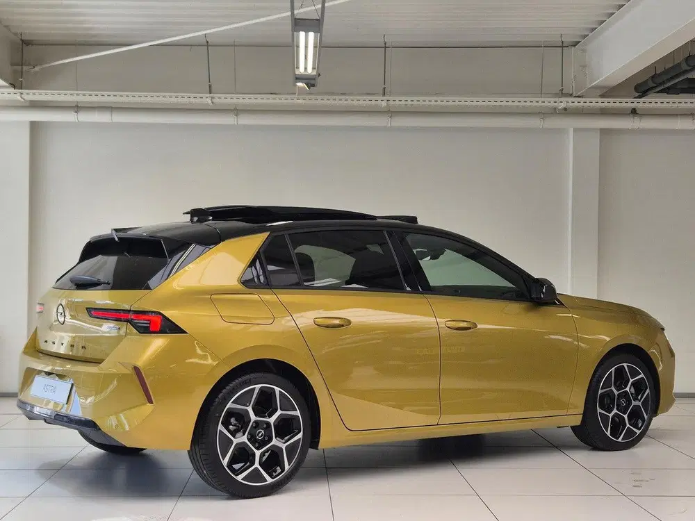 Opel Astra 1.2 Turbo Hybrid Ultimate Automaat uit 2025, foto 2