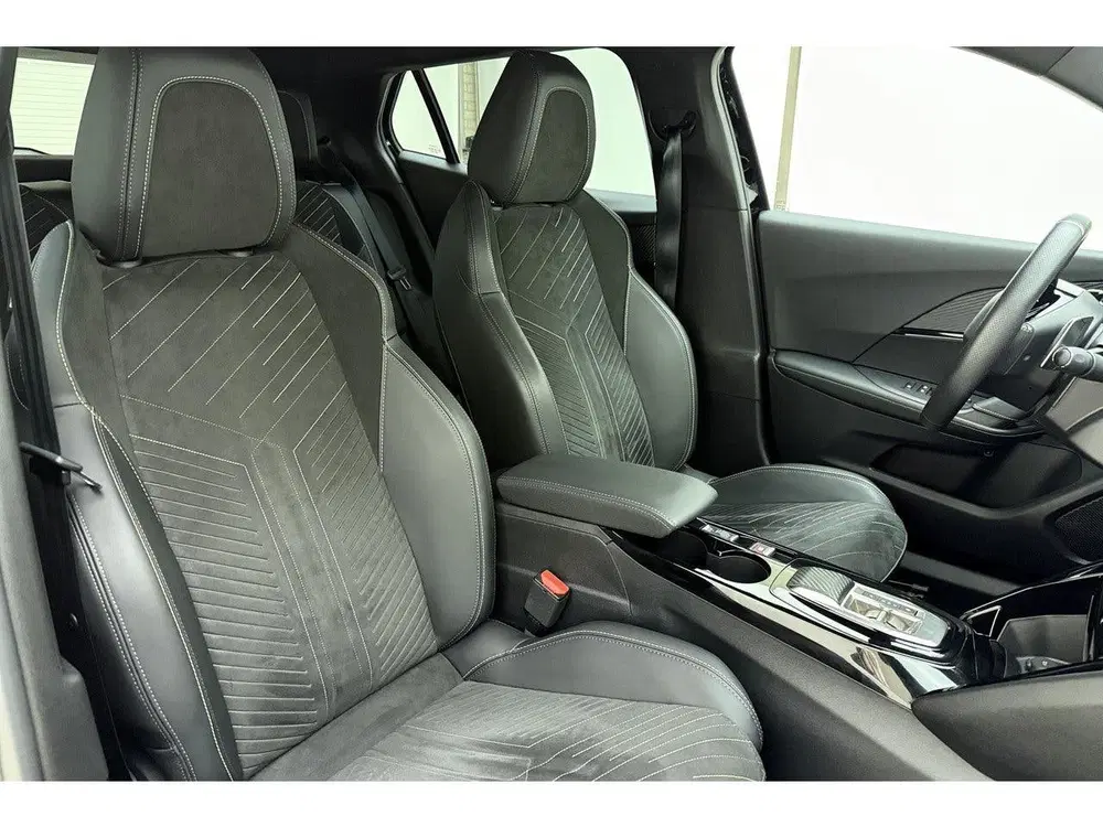 Peugeot 2008 1.2T 130pk Automaat 130 GT uit 2024, foto 14