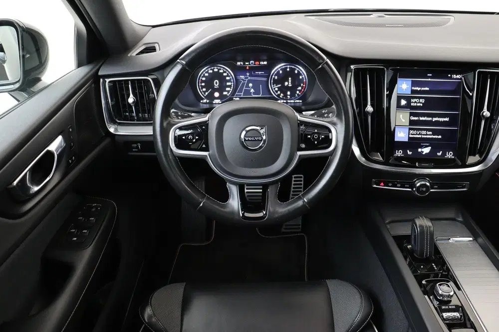 Volvo S60 B4 (M-HYBRID) R-DESIGN -PANO.DAK uit 2021, foto 2