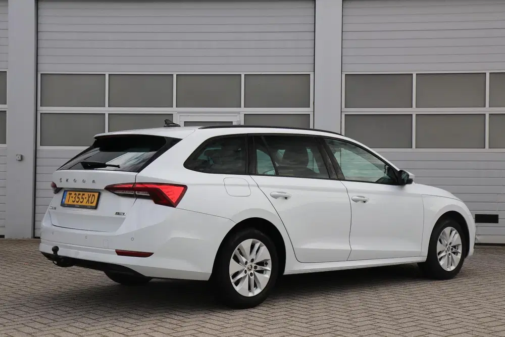 Skoda Octavia 1.0 e-TSI 110pk DSG Ambition uit 2023, foto 2