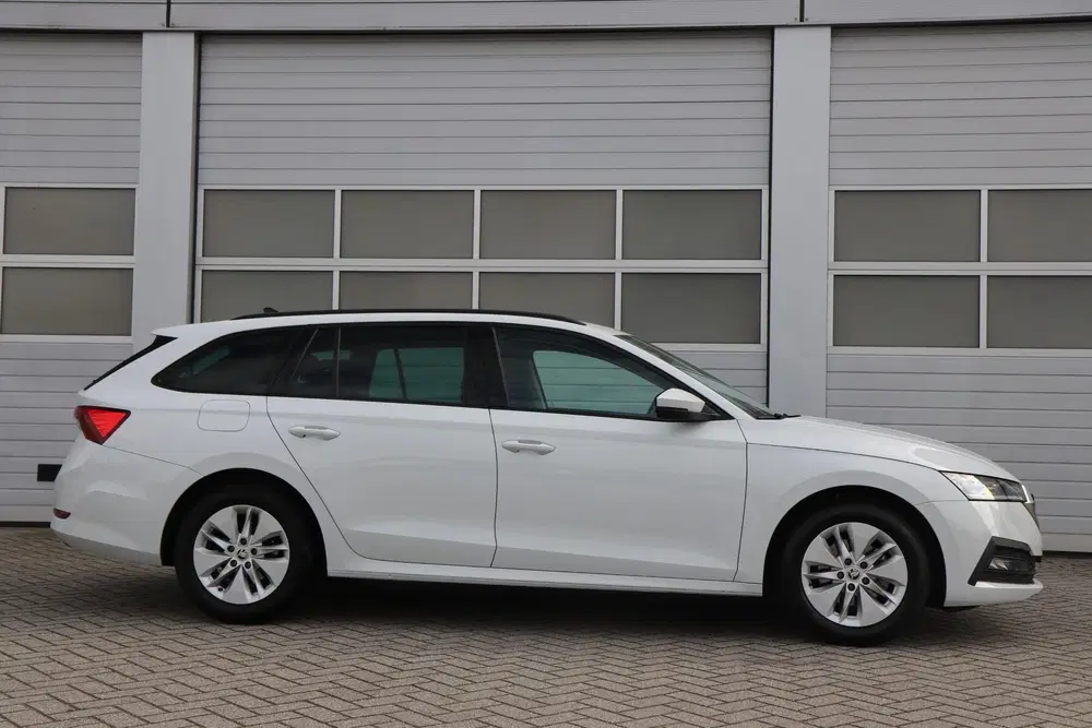 Skoda Octavia 1.0 e-TSI 110pk DSG Ambition uit 2023, foto 3
